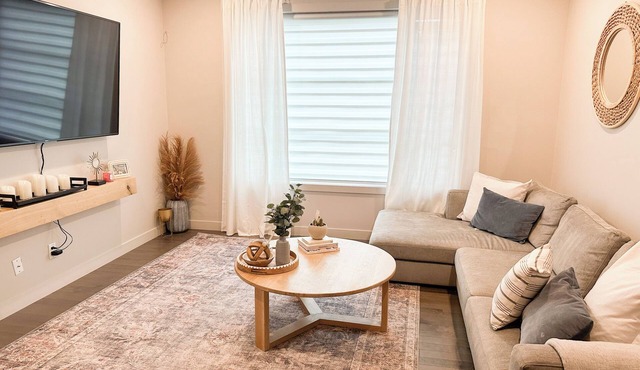 Zen Den: Inner City 4-plex close to DT