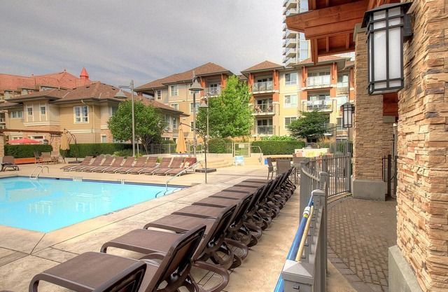 #106 Downtown Waterscapes Large Ground Level 3 Bed Suite Downtown Kelowna