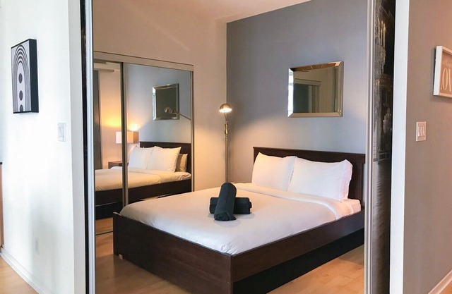1BR Modern Downtown Condo Scotiabank Arena/CN