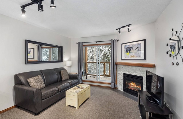 65 Glaciers Reach this 1br home has a hot tub & pool in Whistler Village