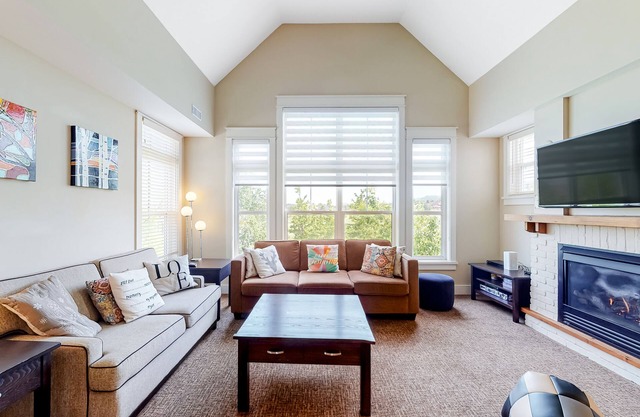 Charming Dog & Family-Friendly Blue Mountain Condo