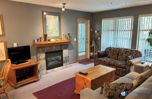Cozy Ground Floor, Free Parking, Pool and Hot Tub, Deck