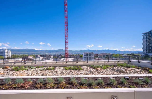 Downtown Lake-view 1 bedroom Condo in Kelowna