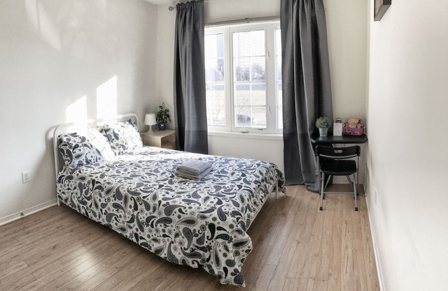 Entire unit of 2 bedrooms at YorkU + parking. Near subway.