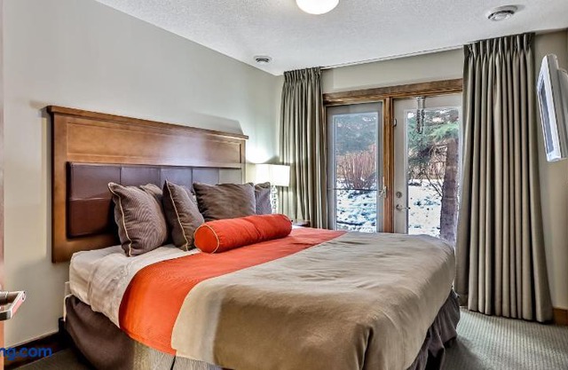Fenwick Vacation Rentals Spacious Mountain 2 Bedroom with Hot tub