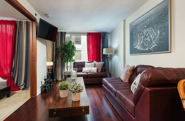 FREE INDOOR PARKING.....COZY SUITE CENTER OLD MTL OLD PORT!