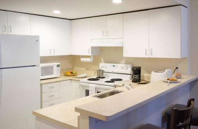 Just Minutes to Old Port! 3 Classy Units, Shopping & Dining, Full Kitchens