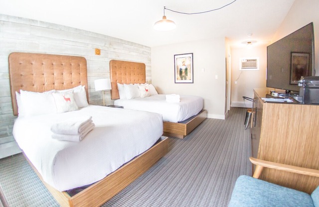 Lamphouse Hotel I Double Queen Room