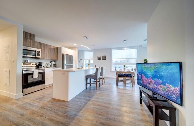 Luxurious Brand New Modern Condo Parking Coffee Location!