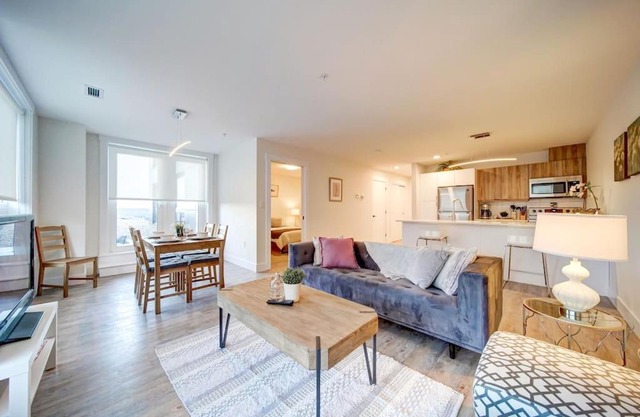 New Luxurious Modern 2BR Condo Sleeps 5 Coffee, AC, WIFI