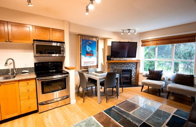 Pleasant Townhouse in Whistler Village wHot Tub