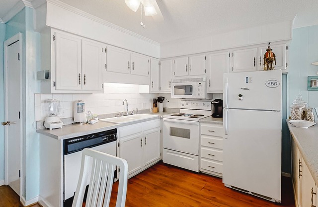 Second-Floor Condo with Ocean View, Easy Beach Access & Shared Pool/Grills