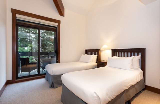 Ski, Soak, Steam, Relax: Townhome Close to Village