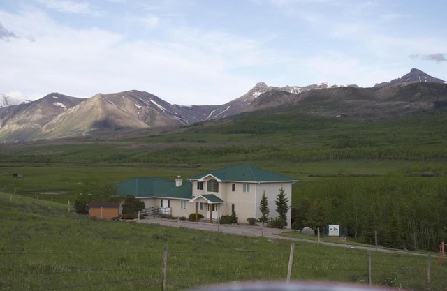 Waterton Country Villas - 2 Private Room w view