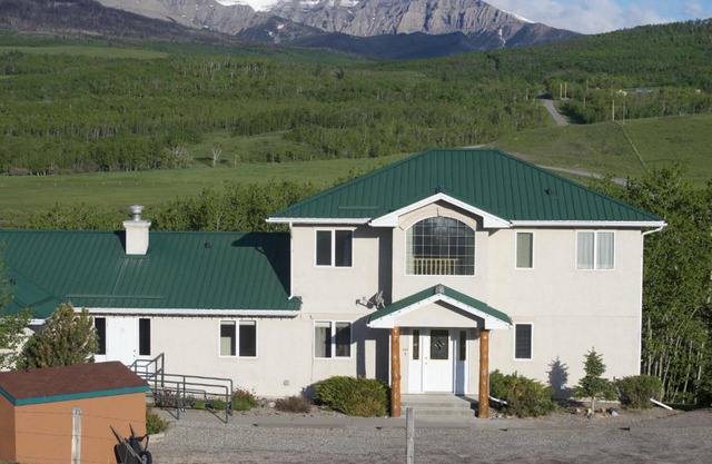 Waterton Country Villas- 4 Private Room w a view