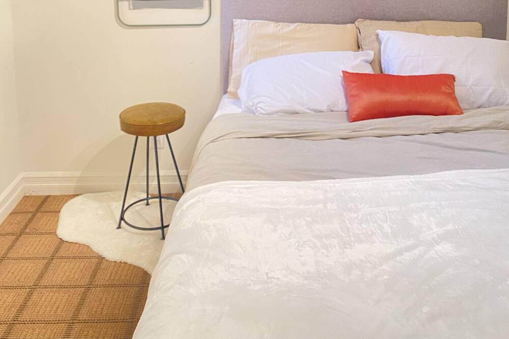Fleetwood House | 2BR Modern Basement Suite in Surrey