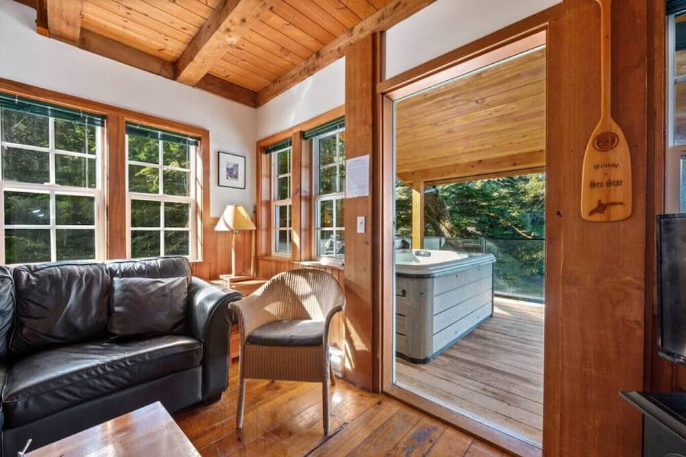 Ucluelet Cabin | Sea Star Endearing Oceanside House with Hot Tub in UkeeTub