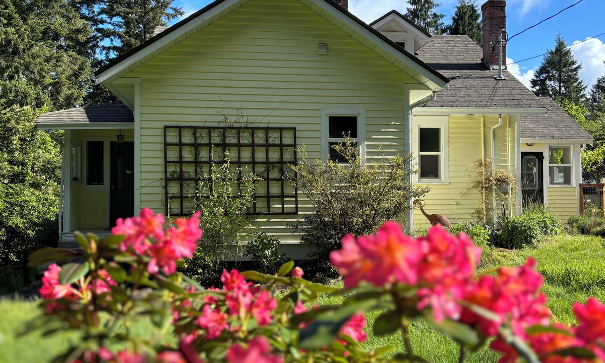 Shawnigan Lake House | Charming 5BR Farmhouse, 5 min Walk to Shawnigan Lake!