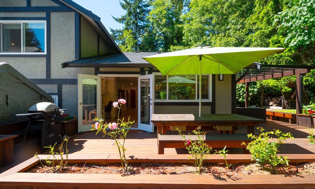 Deep Cove House | Private Luxury Retreat, Hot Tub, Golf & Mountain Adventures, 25 Min to Downtown