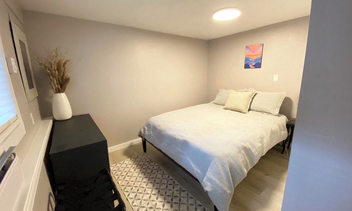 Saanich West Apartment | Sims Suite