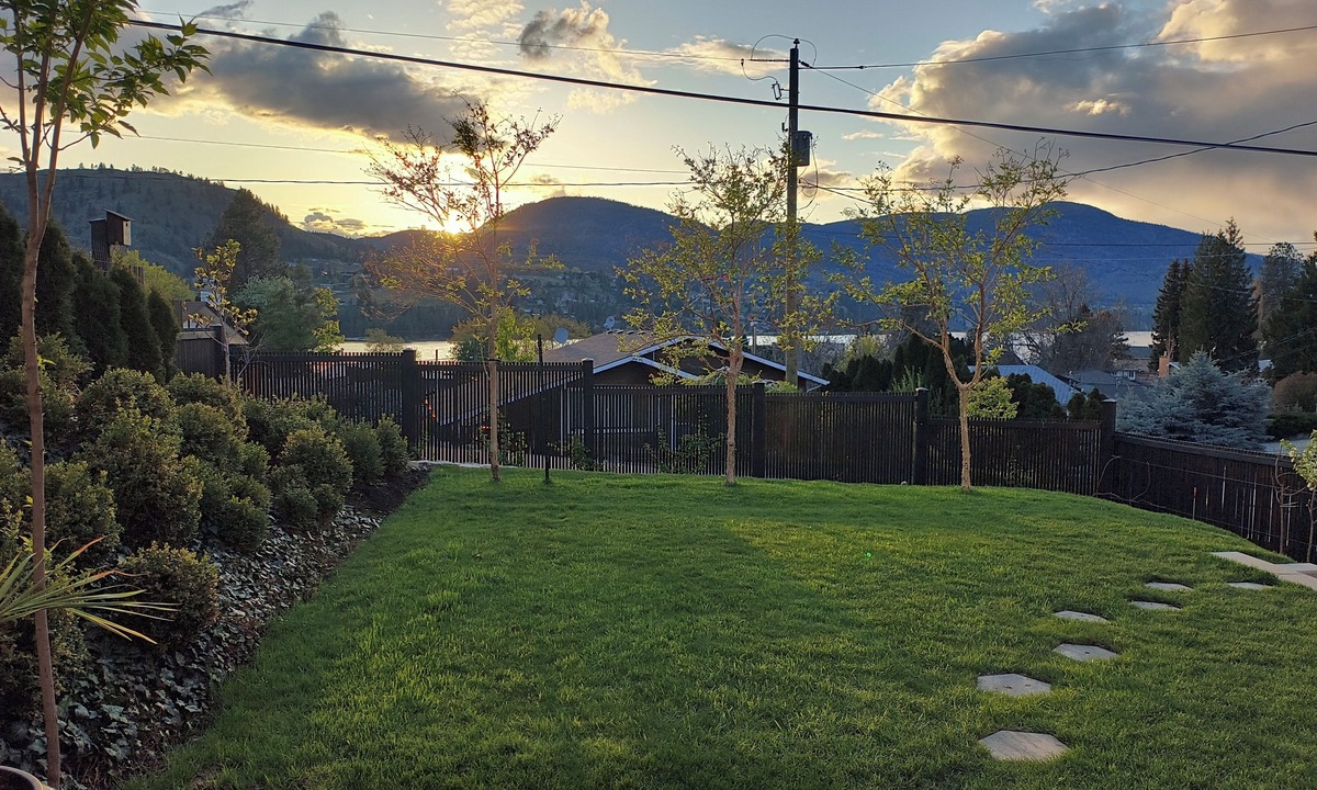 Okanagan-Similkameen Bed & Breakfast | Villa Carmel- Garden Suite 1 minute walk to Skaha Lake