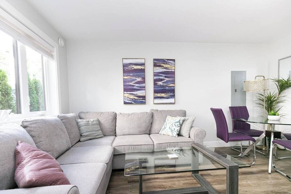 Photo of Livingroom in Saanich West