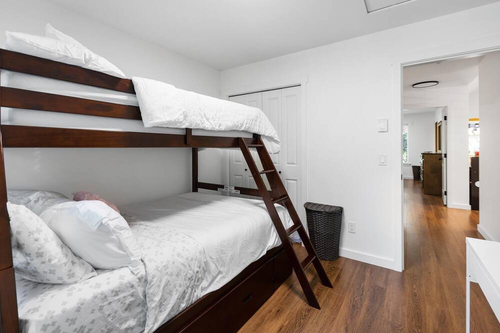 Photo of Bedroom in Lindell Beach