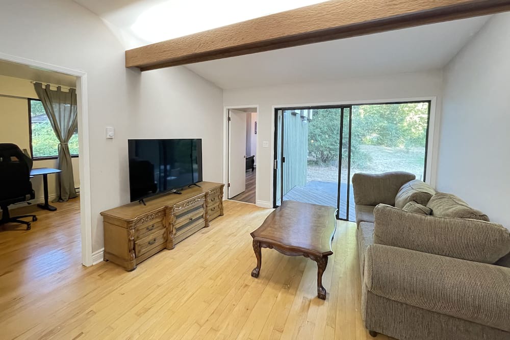 Photo of Livingroom in Langley