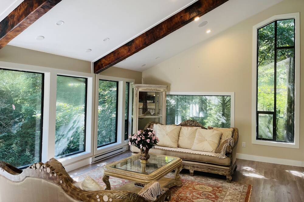 Photo of Livingroom in Langley