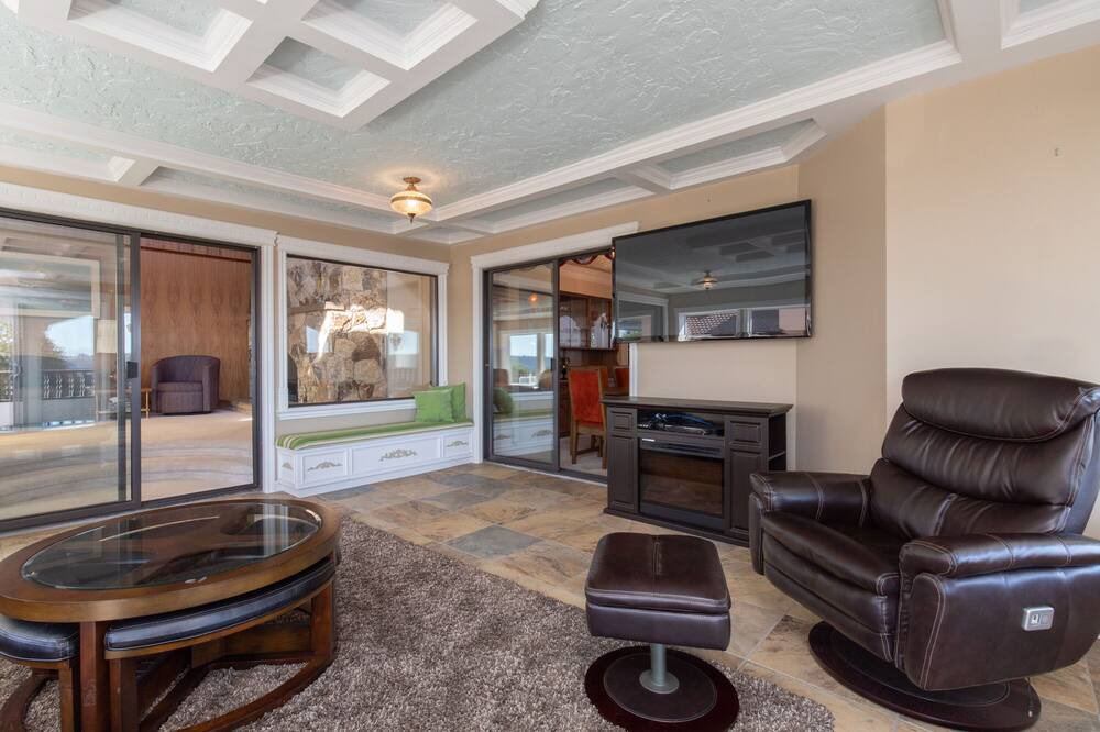 Photo of Livingroom in Departure Bay