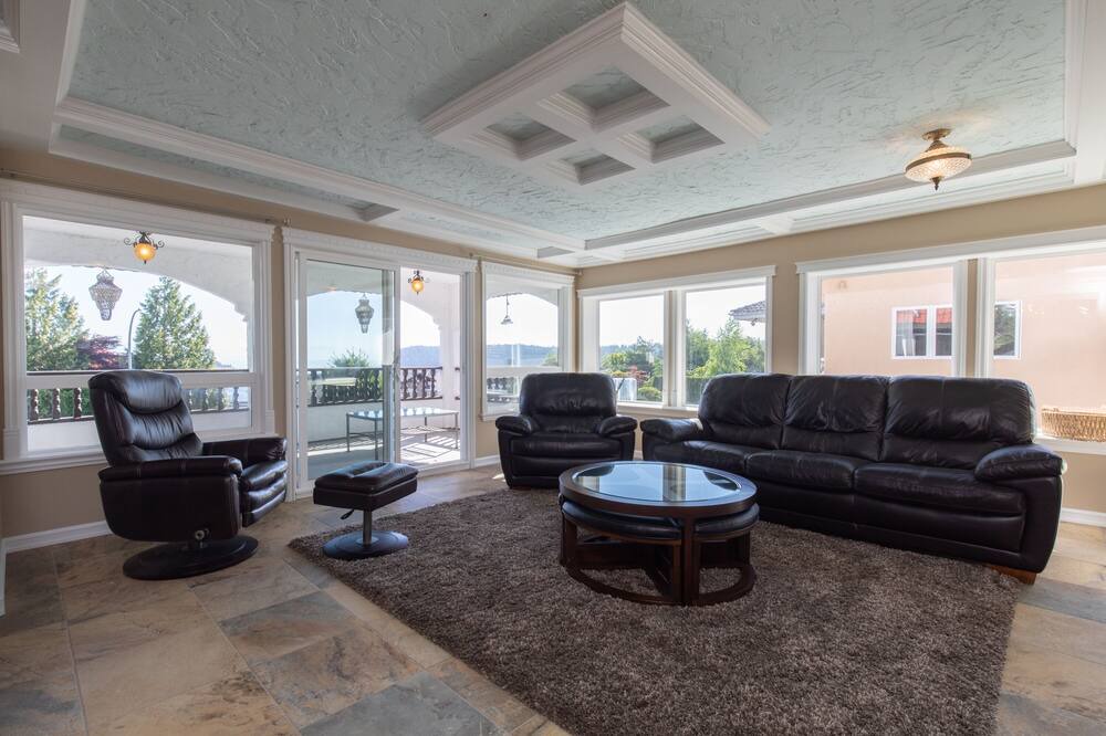 Photo of Livingroom in Departure Bay