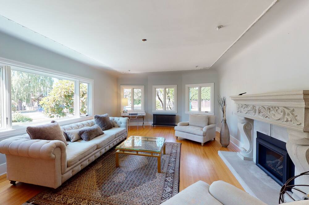 Photo of Livingroom in Oakridge