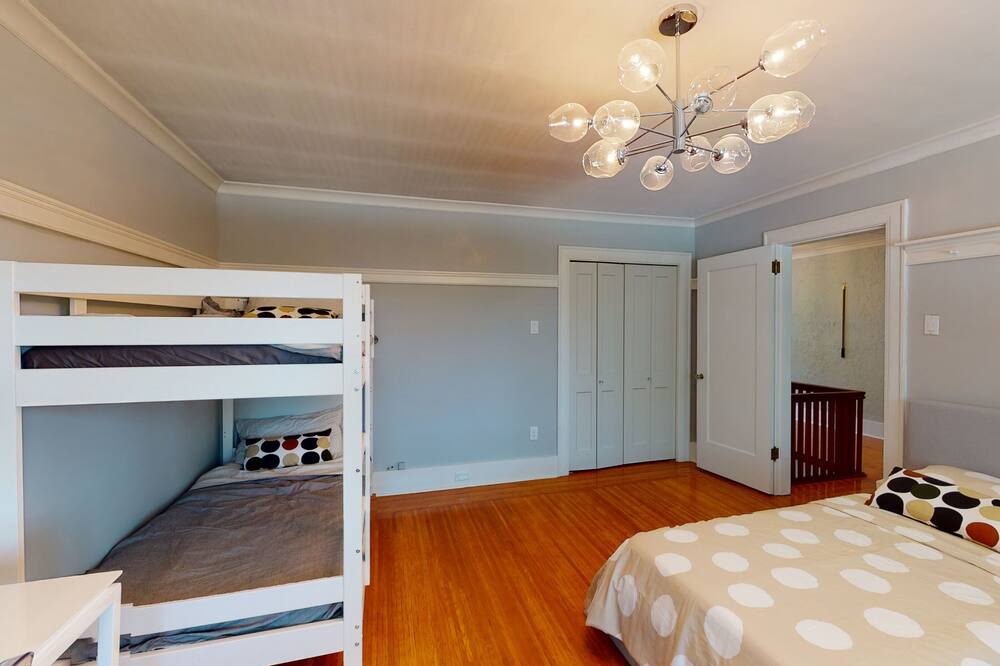 Photo of Bedroom in Oakridge