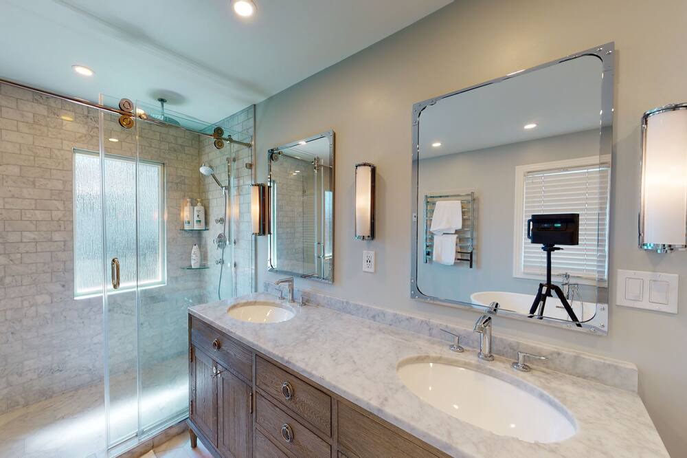 Photo of Bathroom in Oakridge
