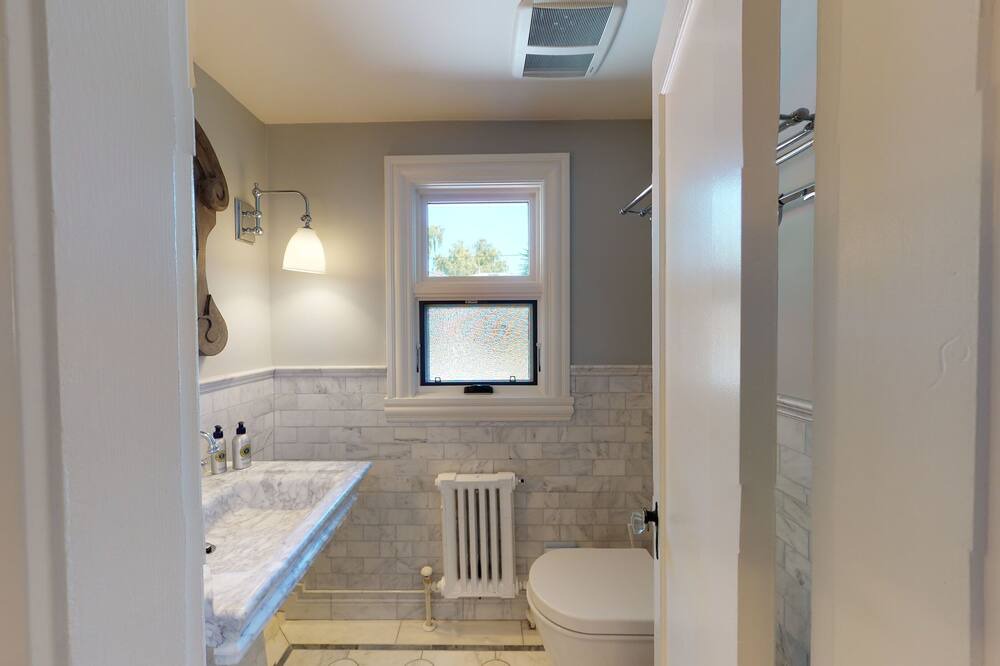 Photo of Bathroom in Oakridge