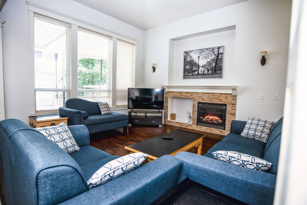 Photo of Livingroom in Langley