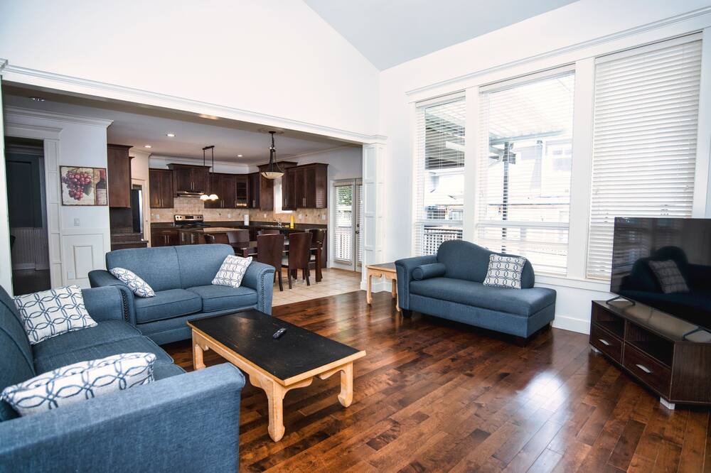 Photo of Livingroom in Langley
