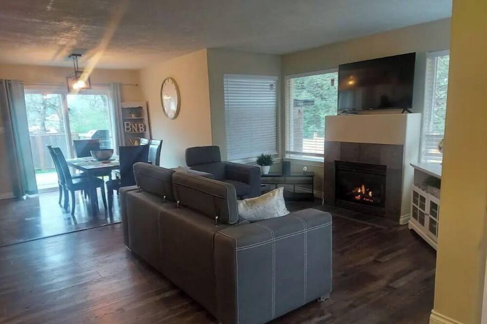 Photo of Livingroom in North Cowichan