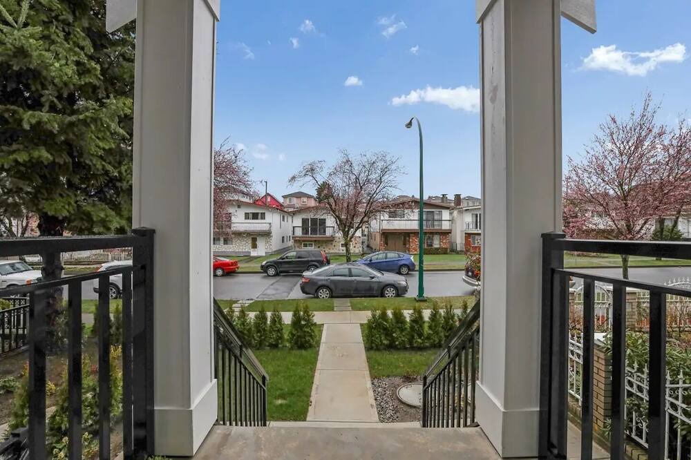 Photo of Outdoor in Renfrew-Collingwood