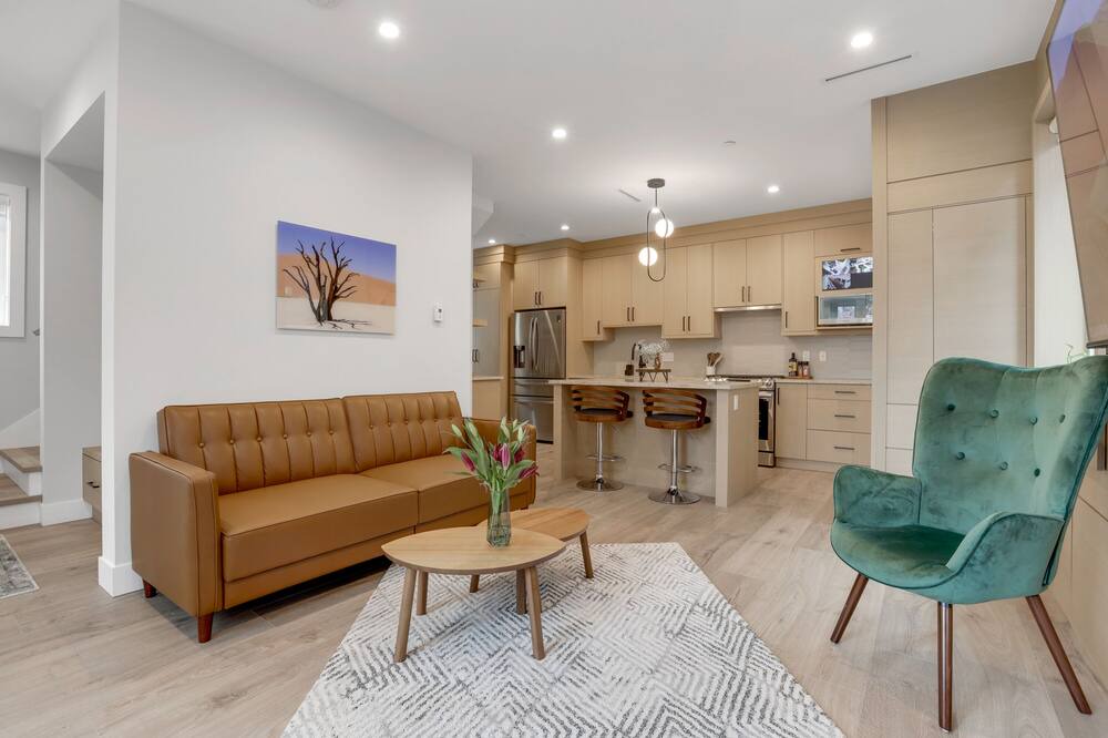 Photo of Livingroom in Renfrew-Collingwood