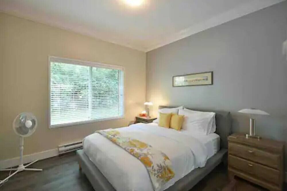 Photo of Bedroom in Sechelt