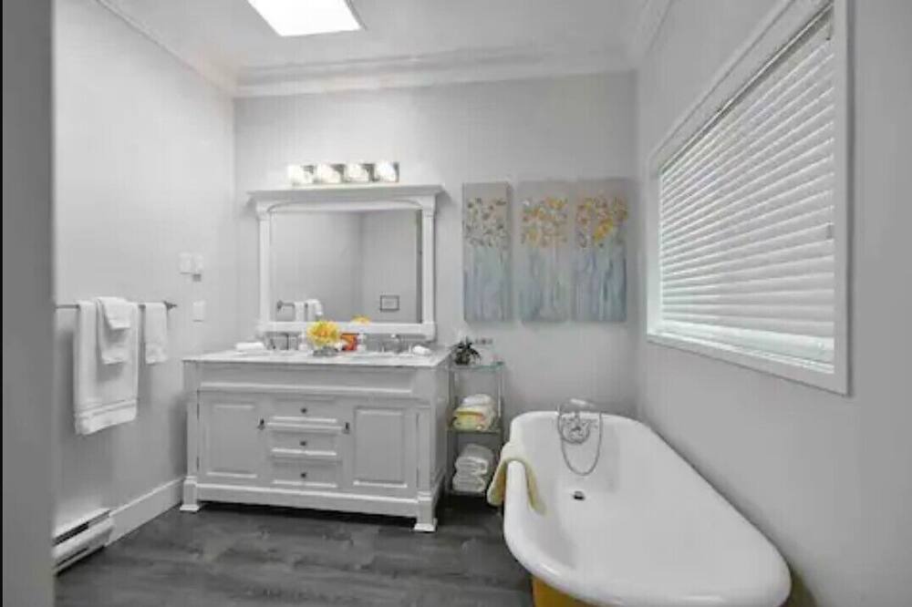 Photo of Bathroom in Sechelt