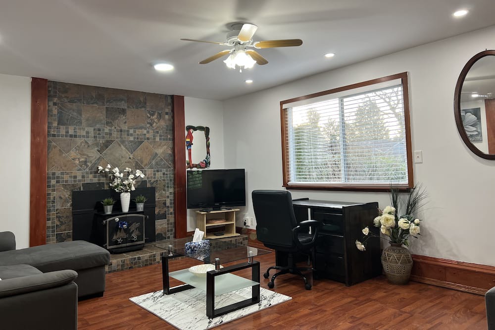Photo of Livingroom in Maple Ridge