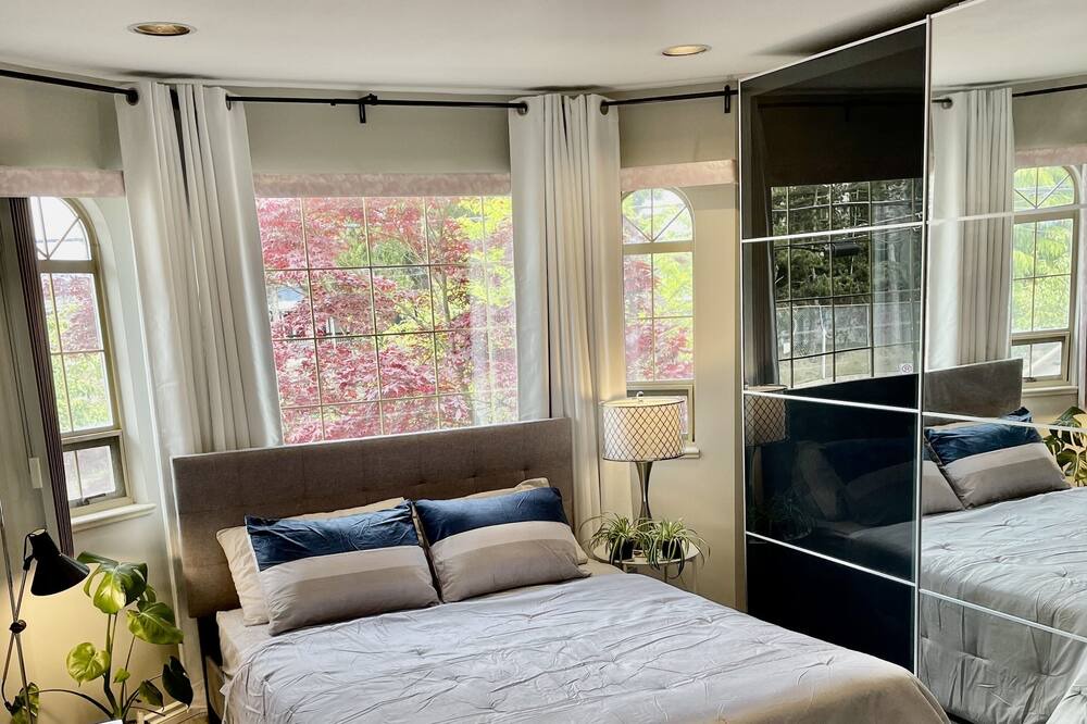 Photo of Bedroom in Renfrew-Collingwood