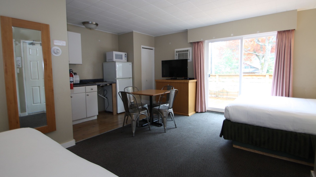 Photo of Bedroom in Harrison Hot Springs