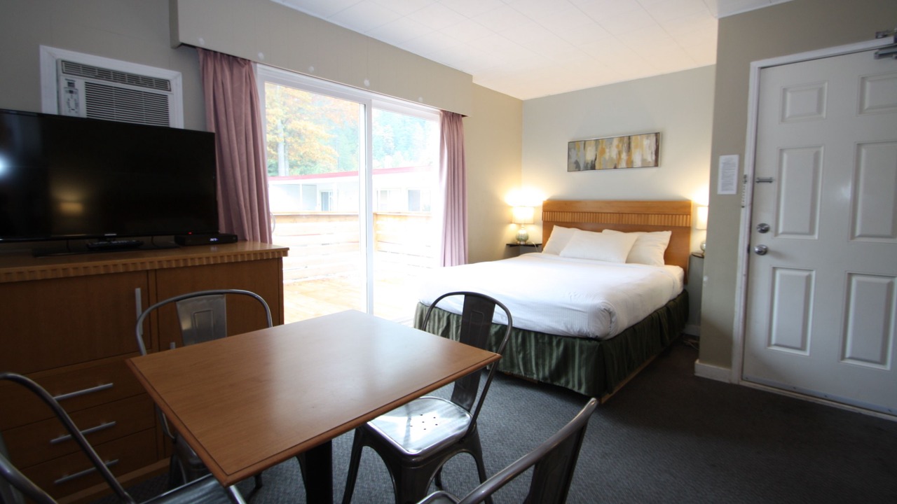 Photo of Bedroom in Harrison Hot Springs