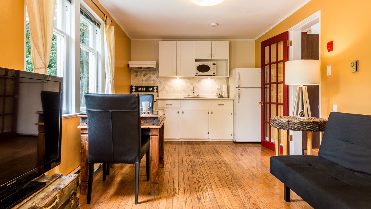 Photo of Livingroom in James Bay