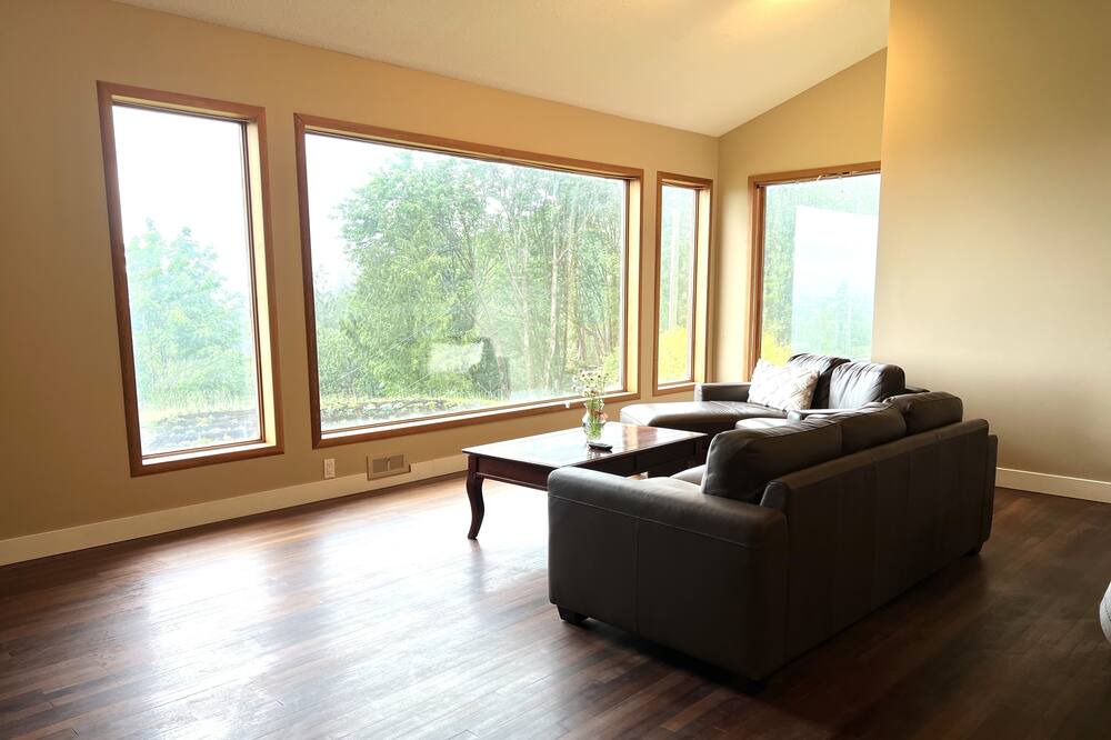 Photo of Livingroom in Eastern Hillsides