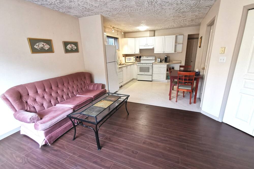 Photo of Livingroom in Saanich West