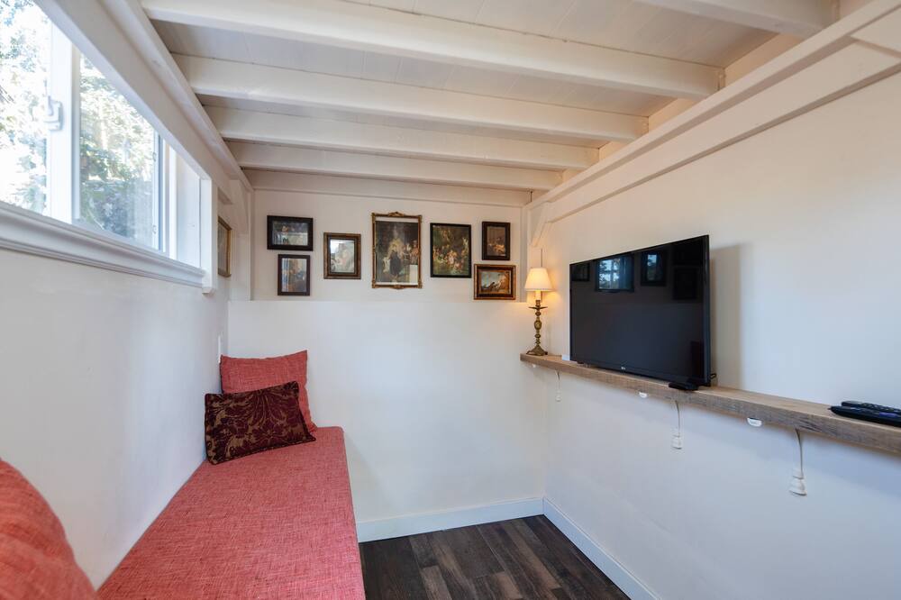 Photo of Livingroom in Saanich West